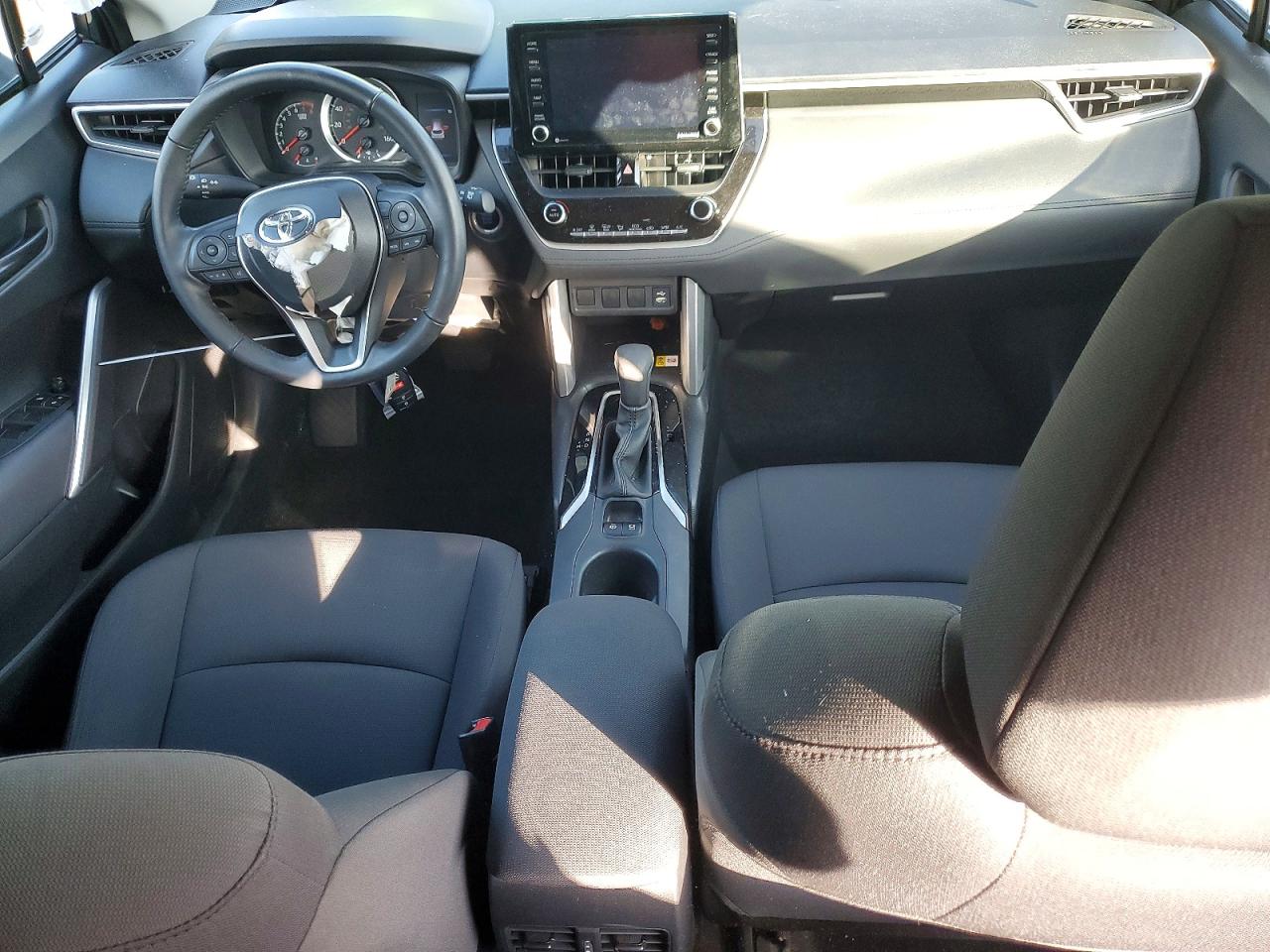 2022 TOYOTA COROLLA CROSS LE photo 8