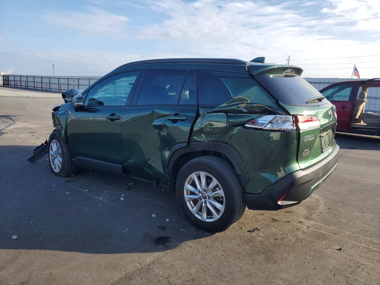 2022 TOYOTA COROLLA CROSS LE photo 2