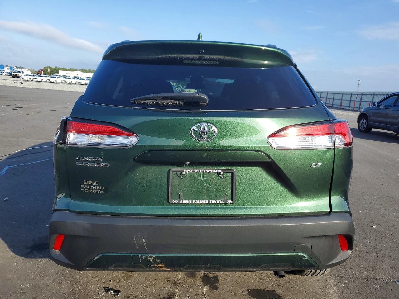 2022 TOYOTA COROLLA CROSS LE photo 6
