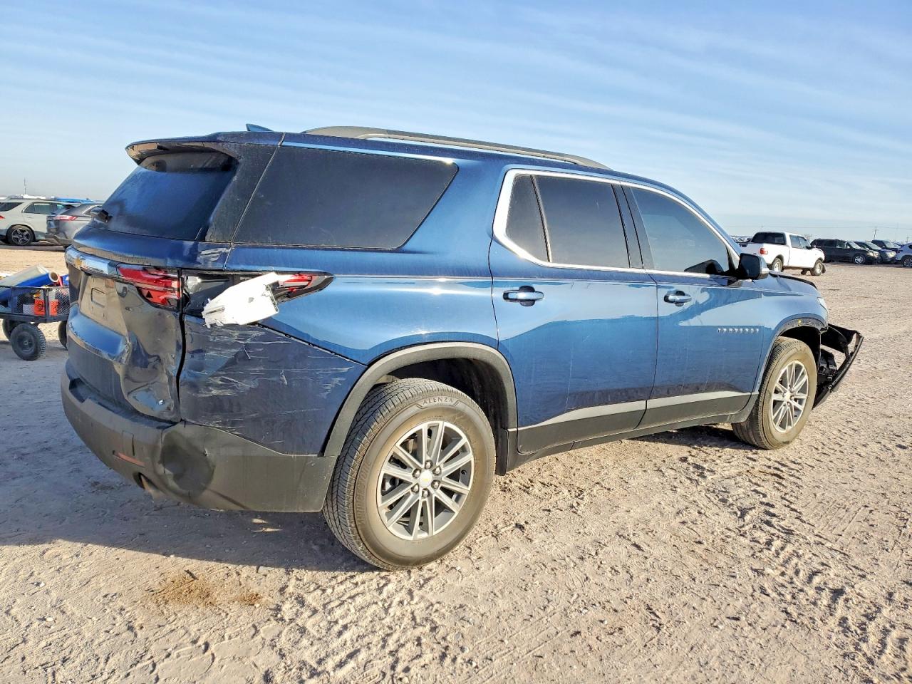 2023 CHEVROLET TRAVERSE LT photo 3