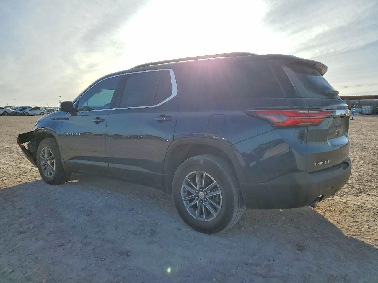 2023 CHEVROLET TRAVERSE LT photo 2