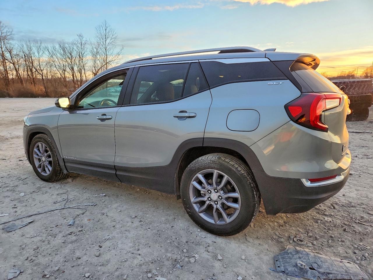 2024 GMC TERRAIN SLT photo 2
