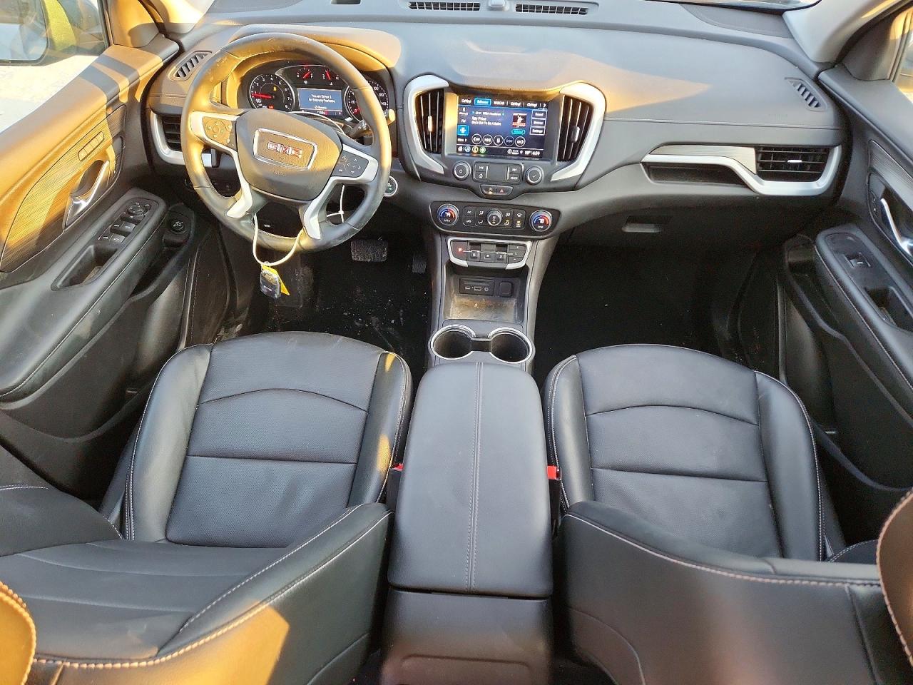 2024 GMC TERRAIN SLT photo 8