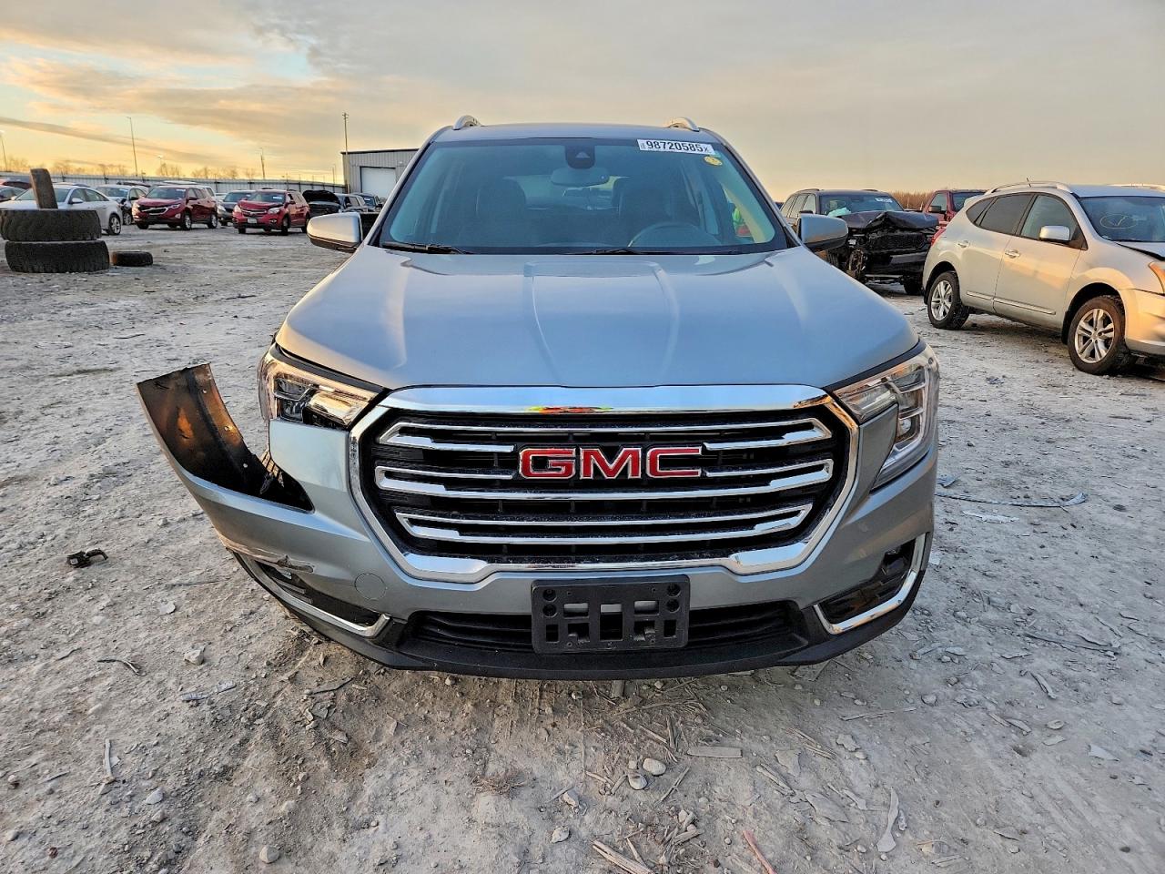2024 GMC TERRAIN SLT photo 5