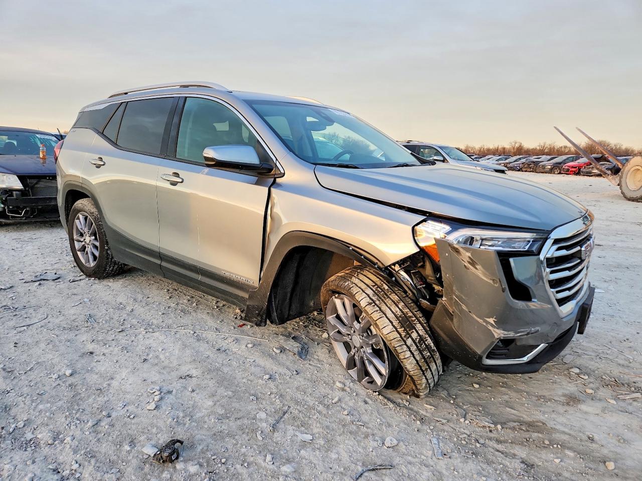 2024 GMC TERRAIN SLT photo 4