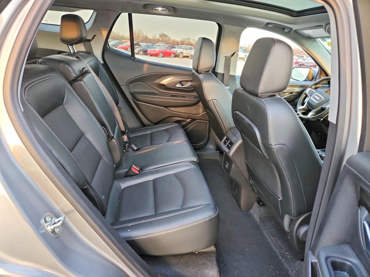 2024 GMC TERRAIN SLT photo 11