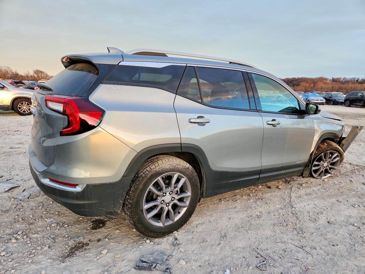 2024 GMC TERRAIN SLT photo 3