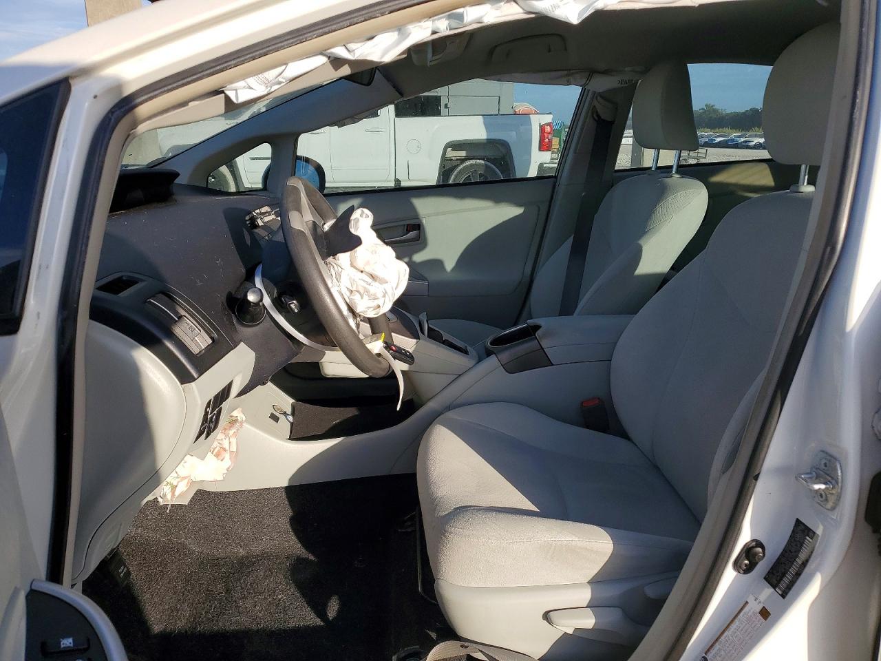 2015 TOYOTA PRIUS photo 7