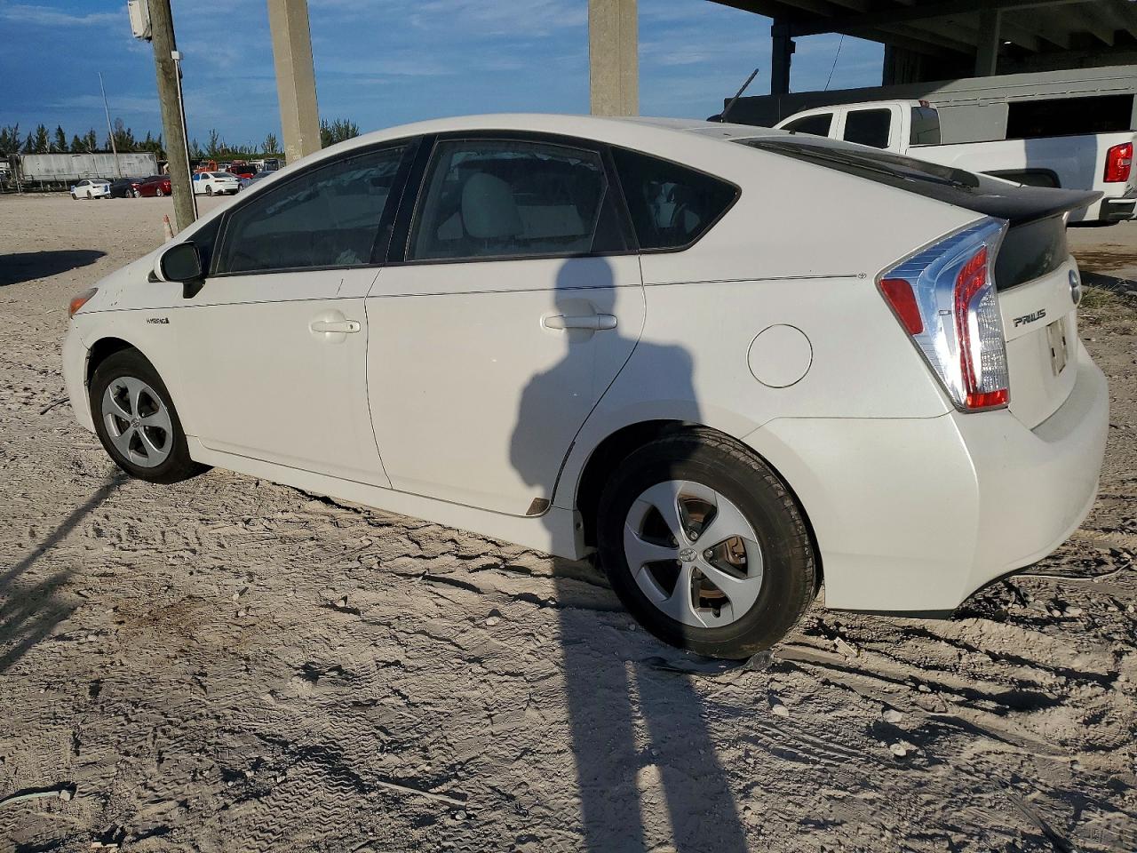 2015 TOYOTA PRIUS photo 2