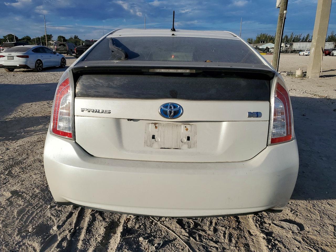 2015 TOYOTA PRIUS photo 6