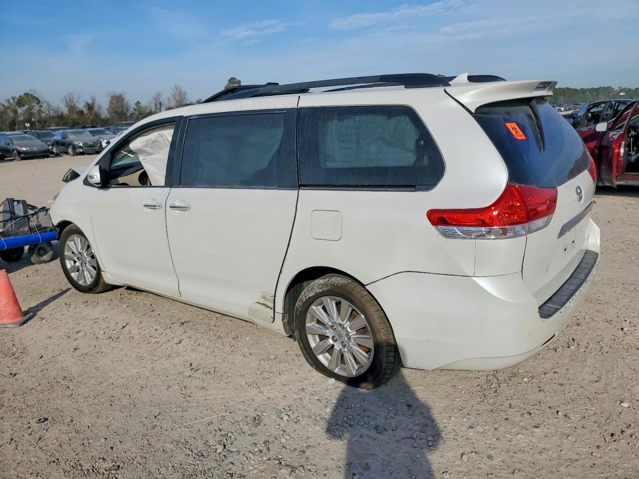 2014 TOYOTA SIENNA XLE photo 2
