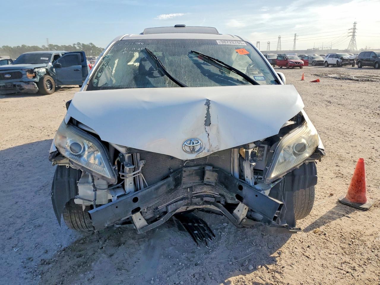 2014 TOYOTA SIENNA XLE photo 5