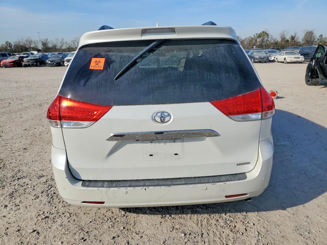 2014 TOYOTA SIENNA XLE photo 6
