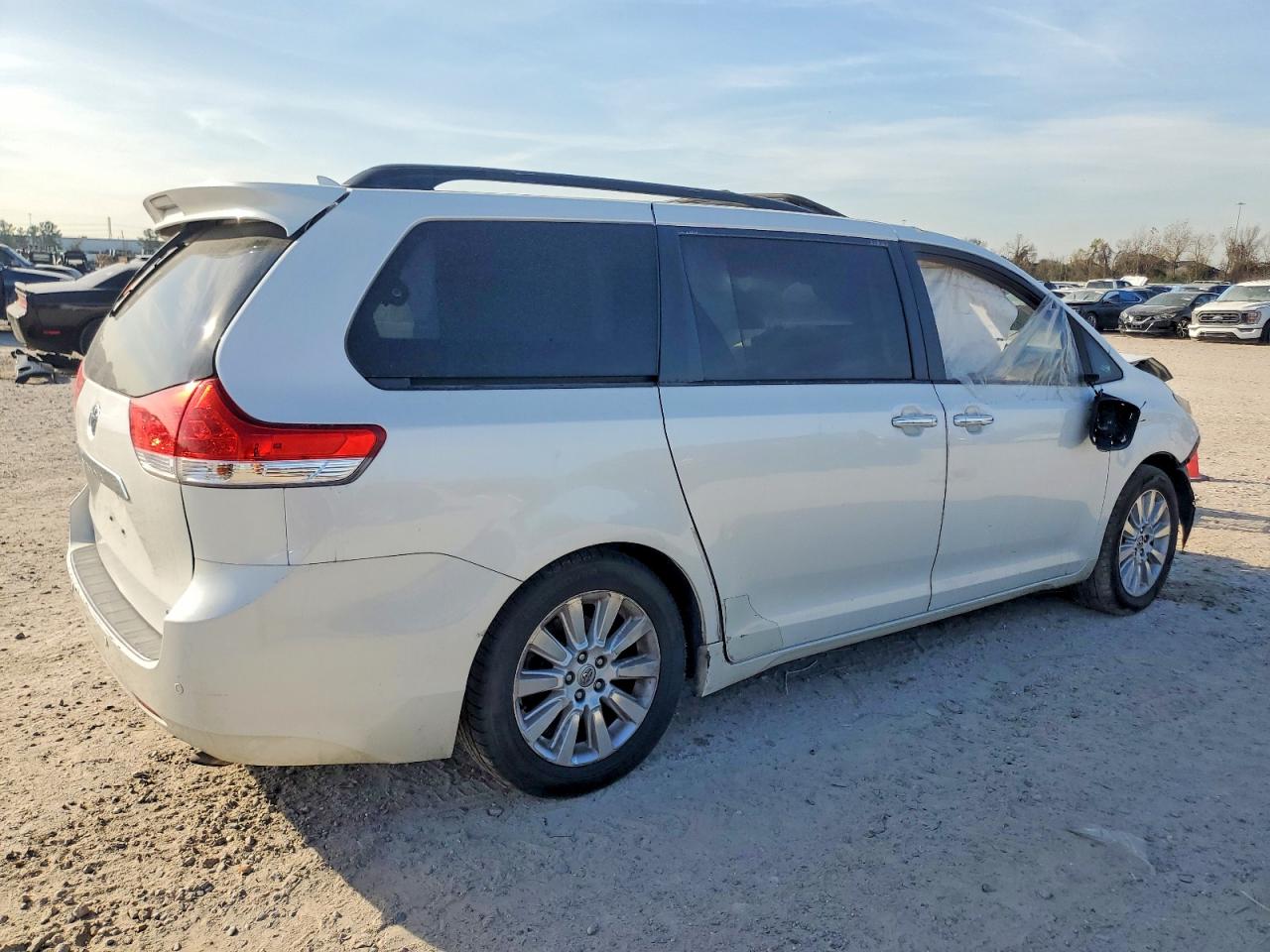 2014 TOYOTA SIENNA XLE photo 3