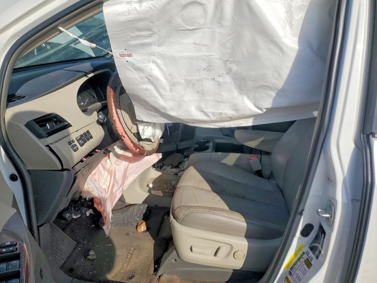 2014 TOYOTA SIENNA XLE photo 7