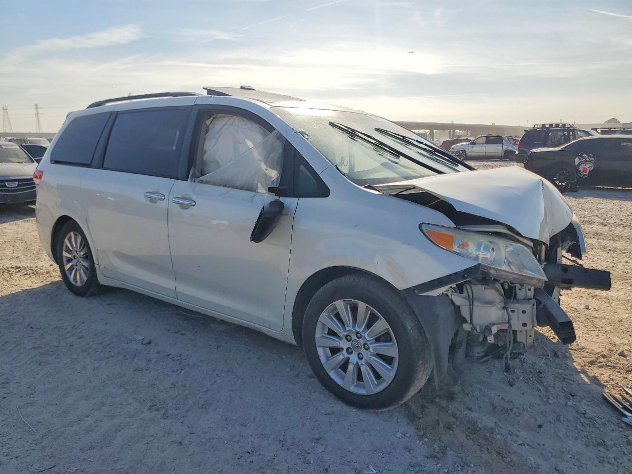 2014 TOYOTA SIENNA XLE photo 4