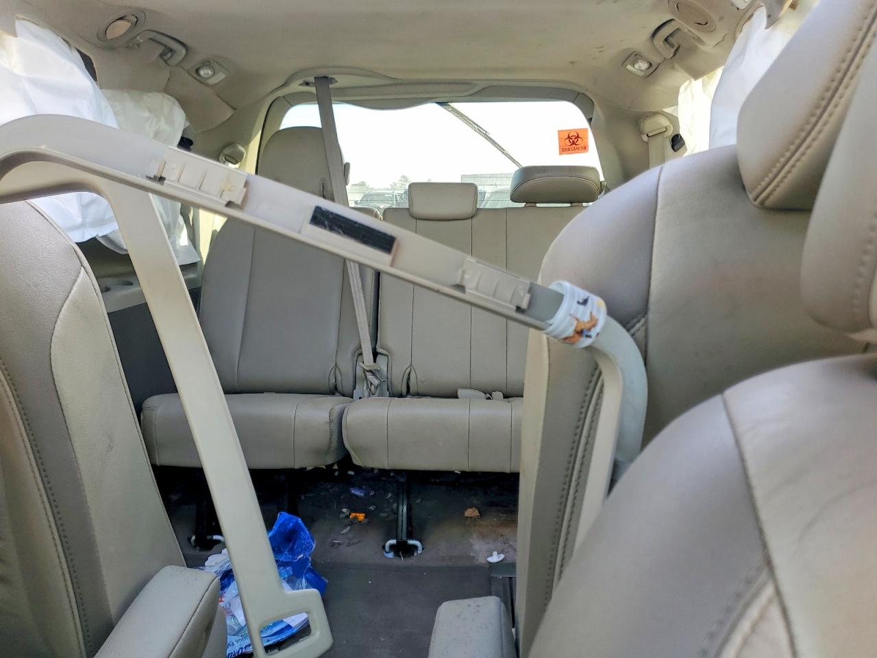 2014 TOYOTA SIENNA XLE photo 10
