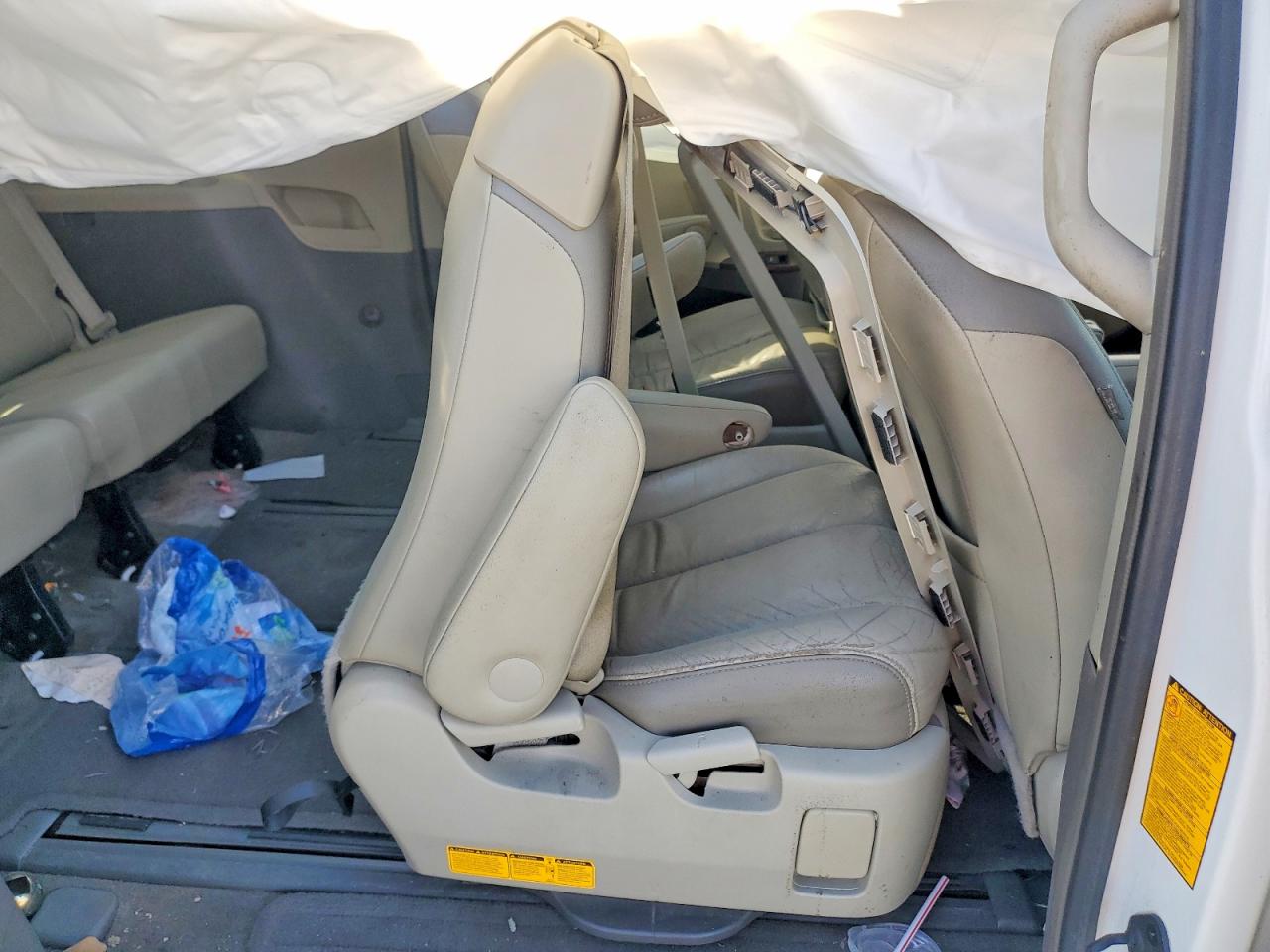 2014 TOYOTA SIENNA XLE photo 11