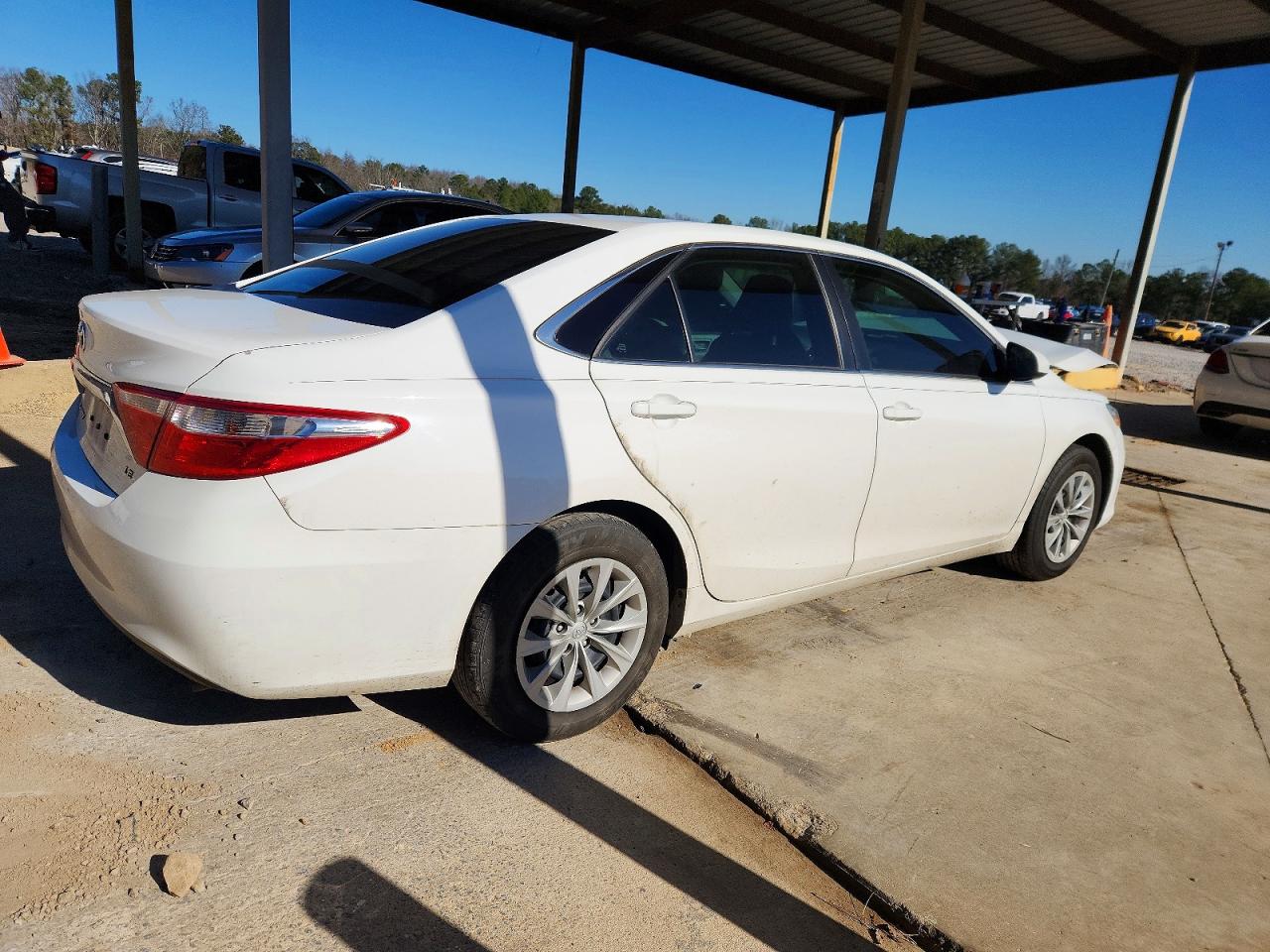 2015 TOYOTA CAMRY LE photo 3