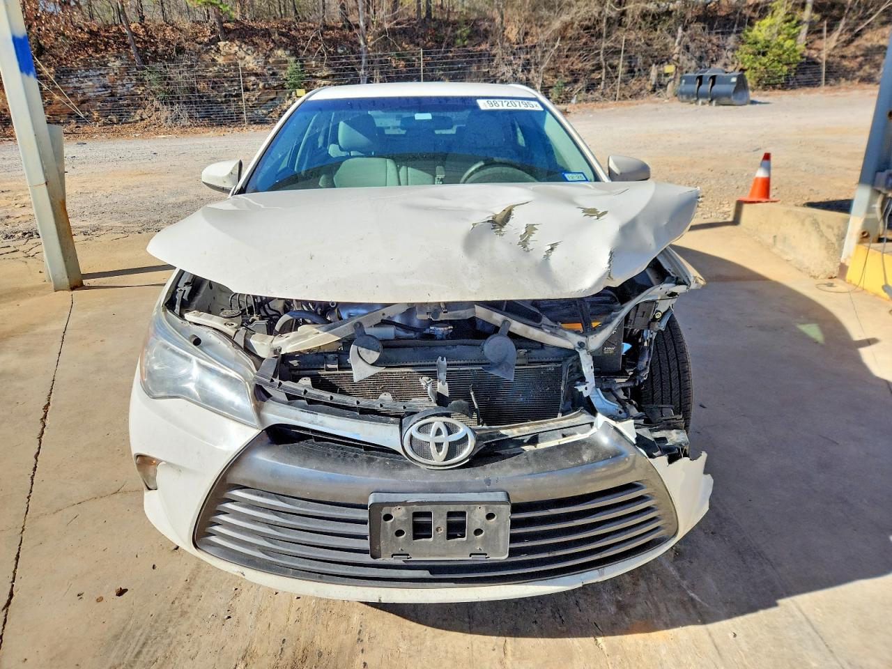 2015 TOYOTA CAMRY LE photo 5