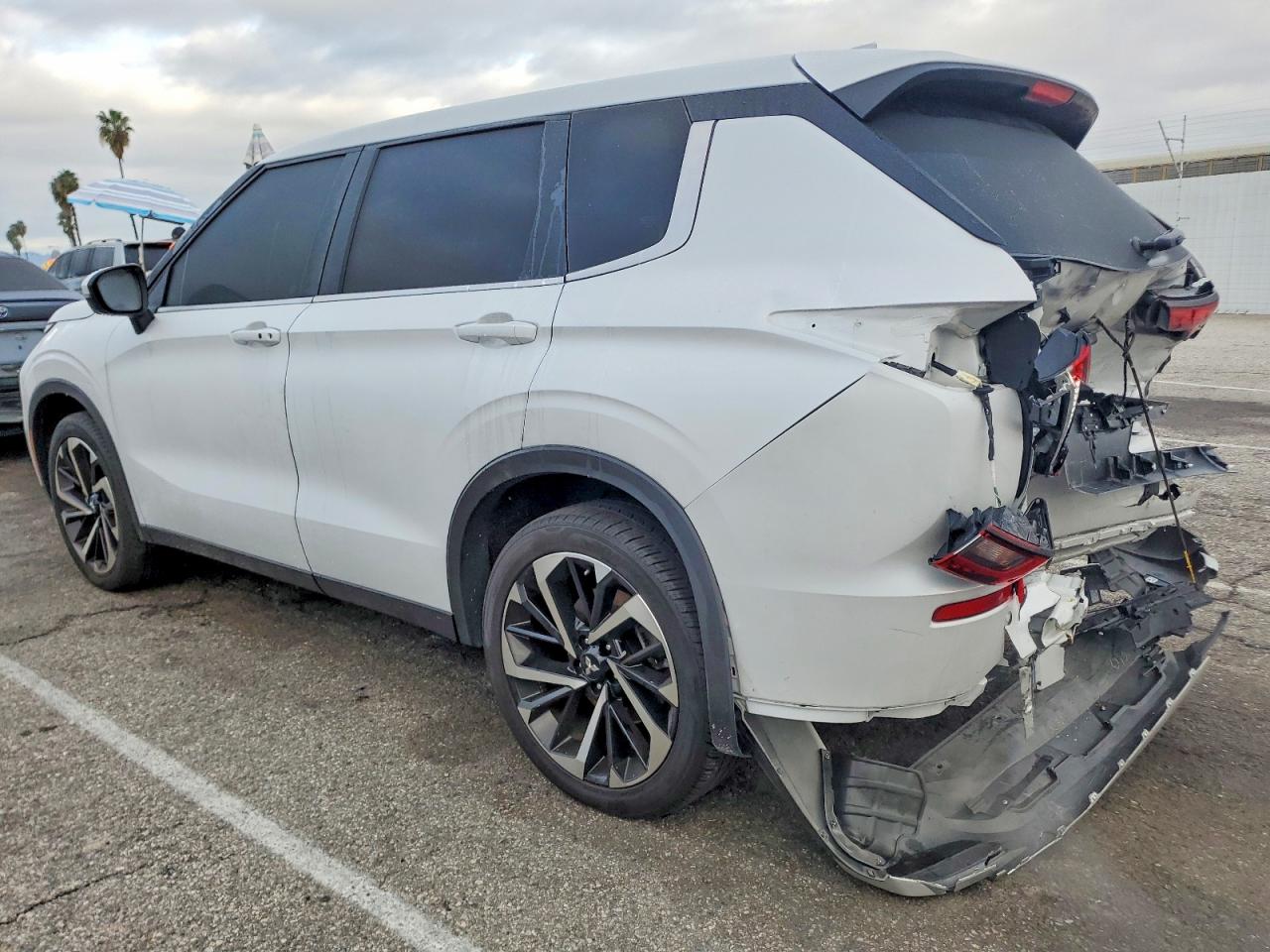 2024 MITSUBISHI OUTLANDER SE photo 2