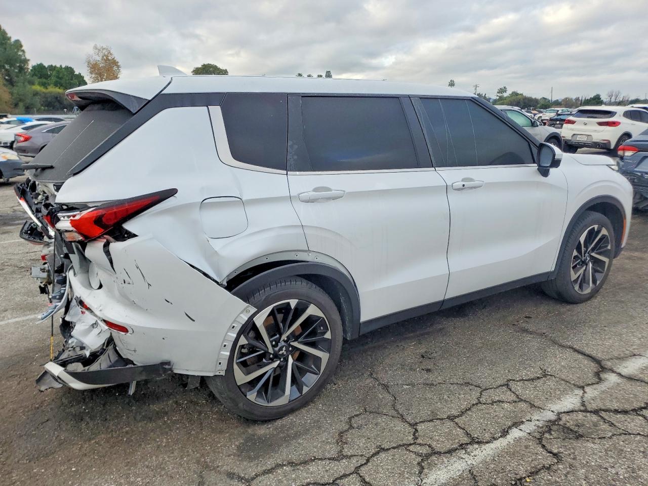 2024 MITSUBISHI OUTLANDER SE photo 3