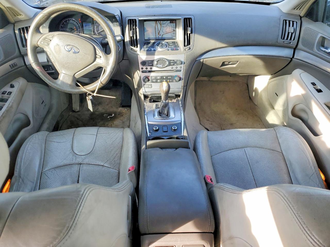 2010 INFINITI G37 photo 8
