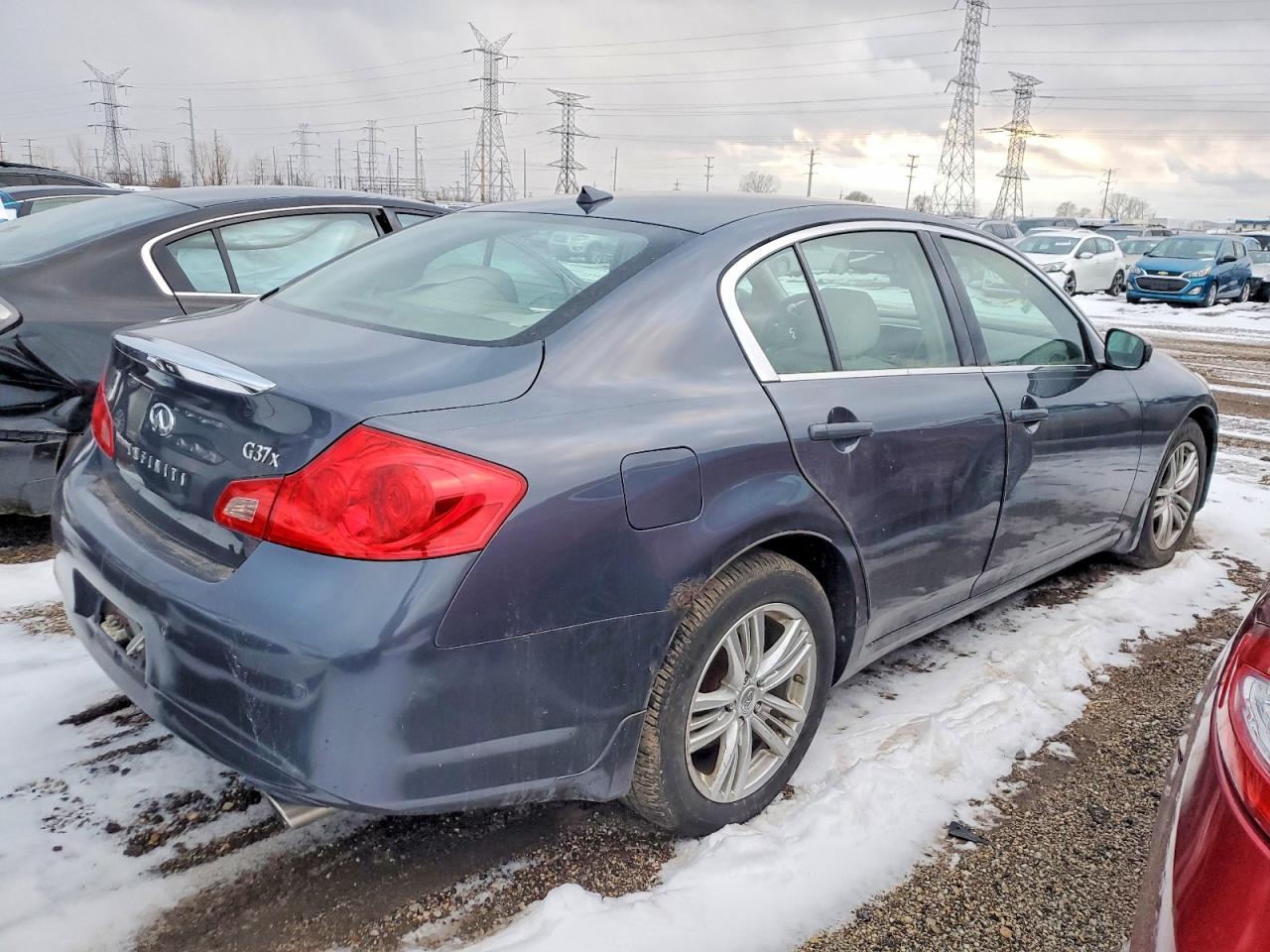 2010 INFINITI G37 photo 3