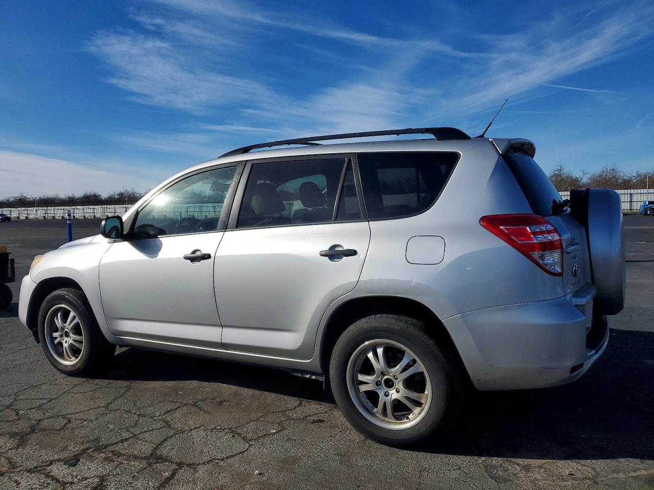 2011 TOYOTA RAV4 photo 2