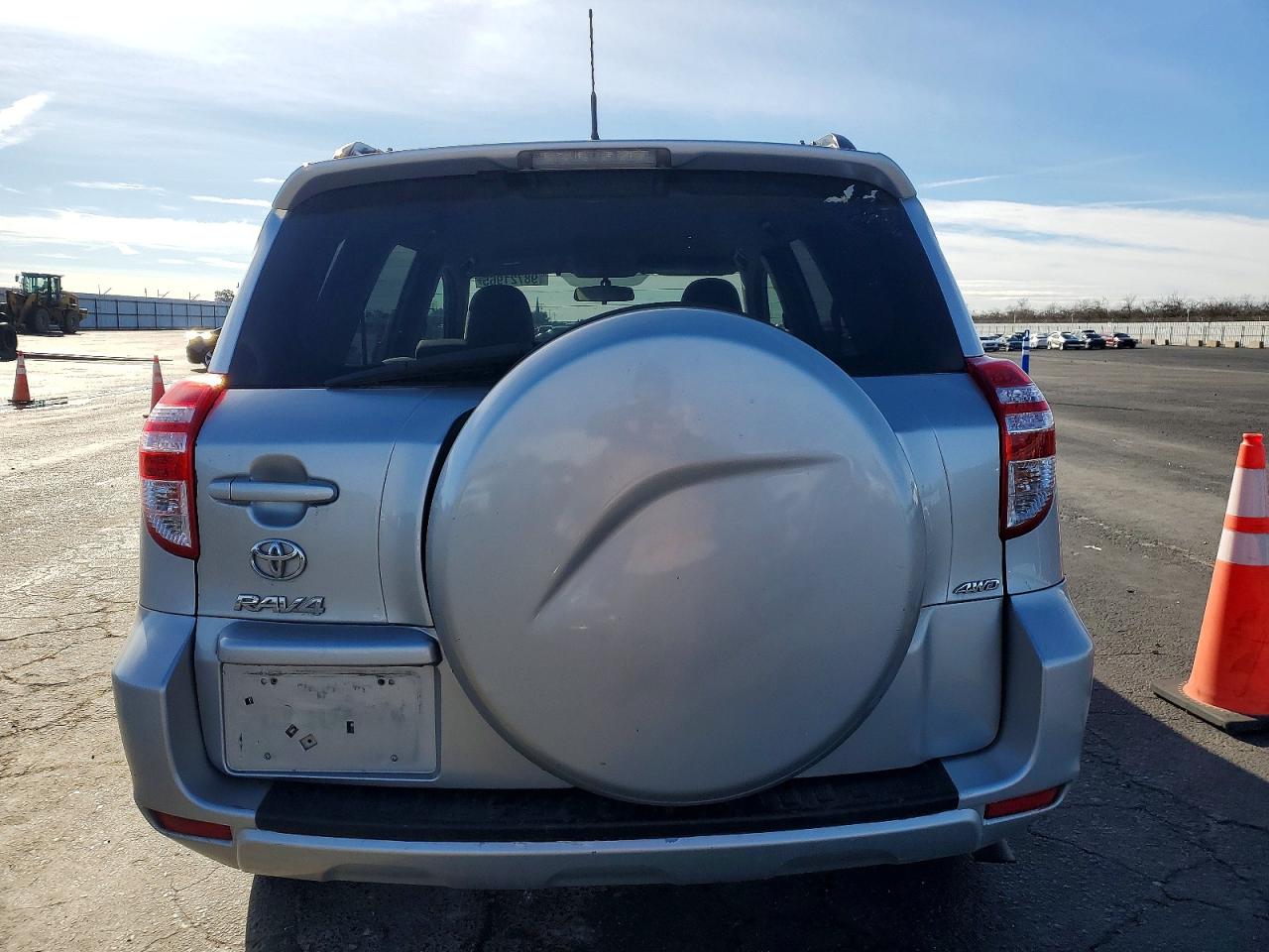 2011 TOYOTA RAV4 photo 6