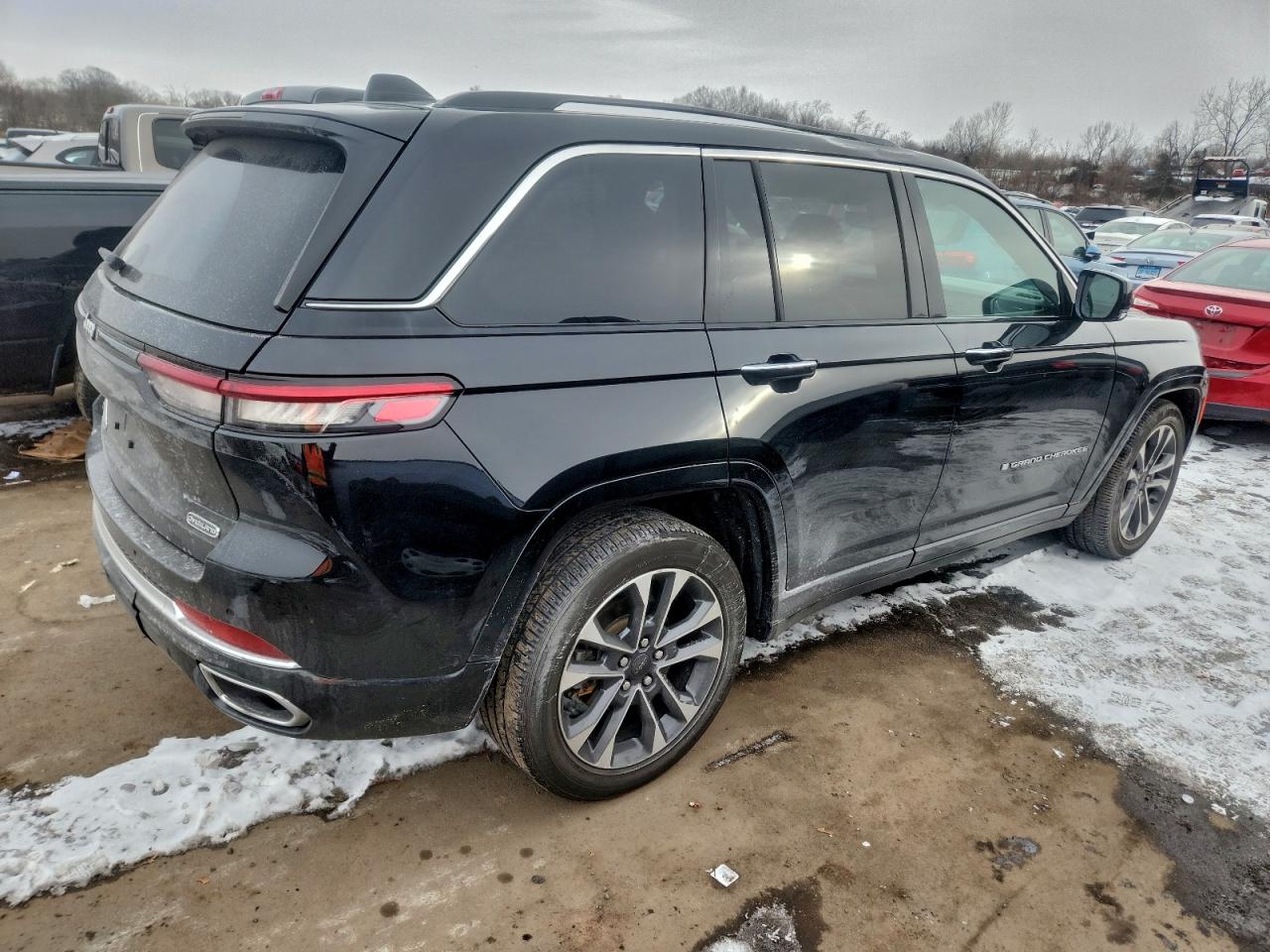 2023 JEEP GRAND CHEROKEE OVERLAND photo 3