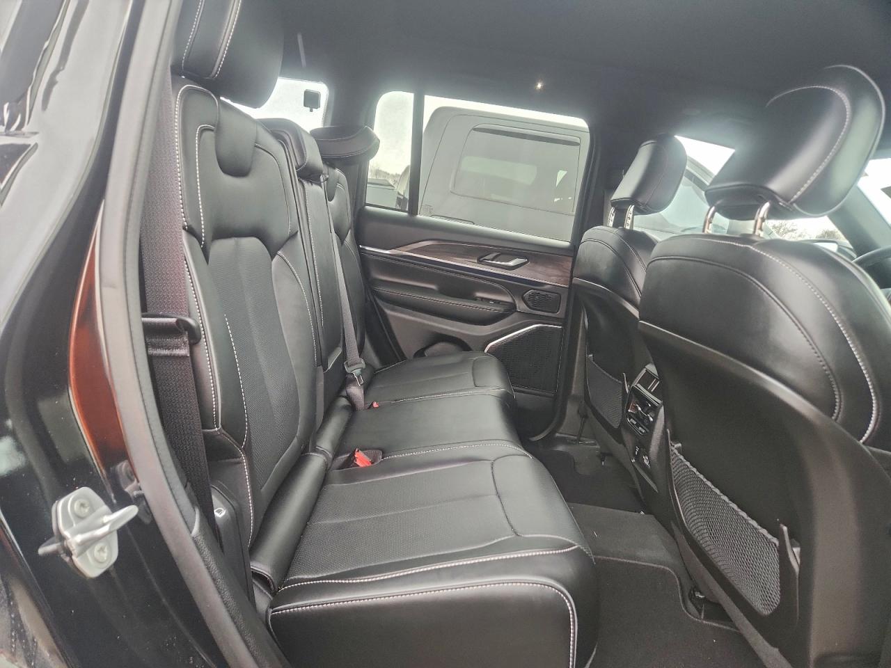 2023 JEEP GRAND CHEROKEE OVERLAND photo 10