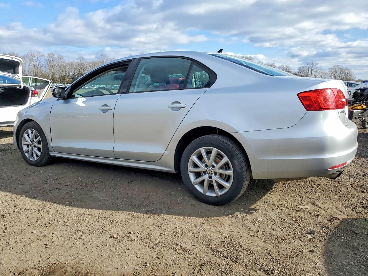 2011 VOLKSWAGEN JETTA SE photo 2