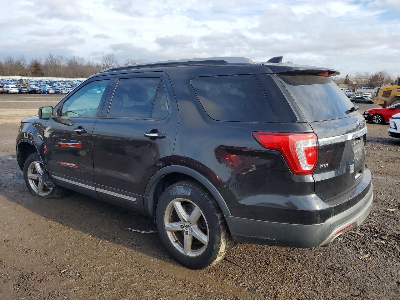 2017 FORD EXPLORER XLT photo 2