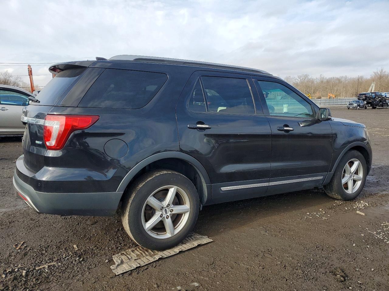 2017 FORD EXPLORER XLT photo 3