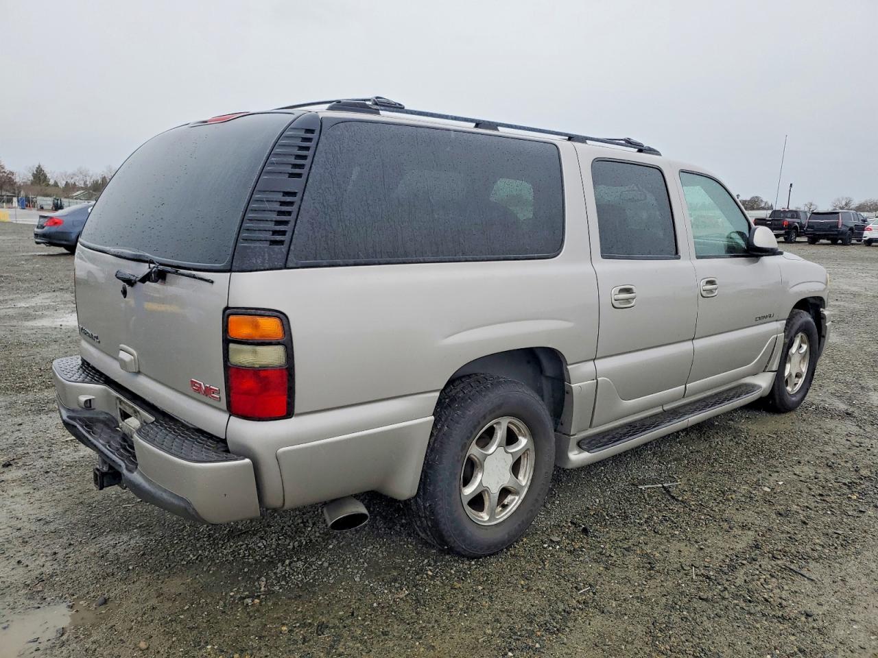 2004 GMC YUKON XL DENALI photo 3