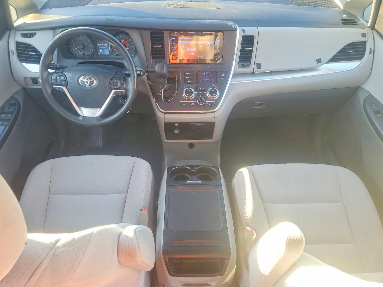 2015 TOYOTA SIENNA LE photo 8