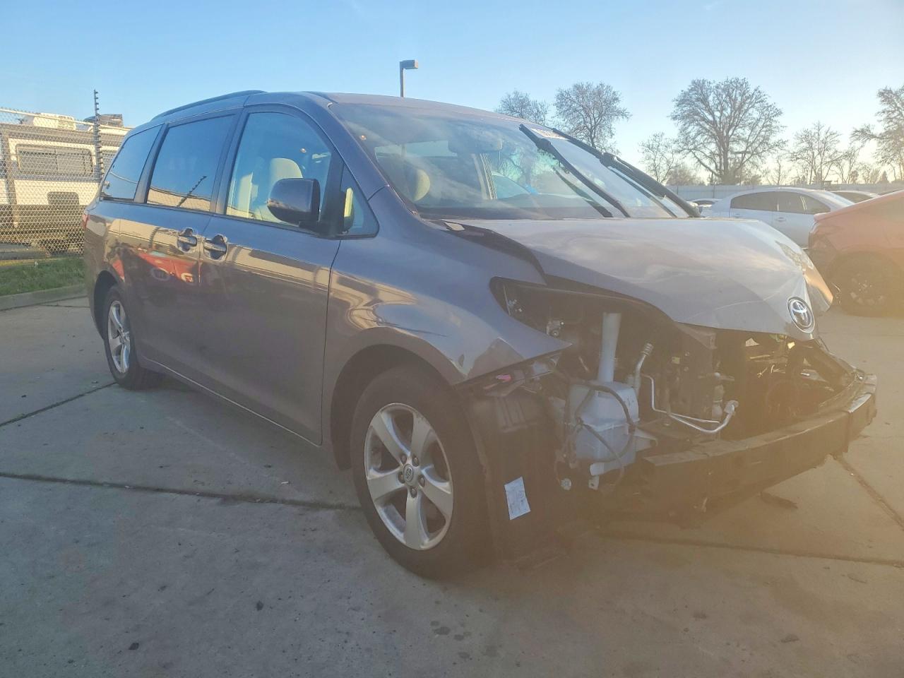 2015 TOYOTA SIENNA LE photo 4