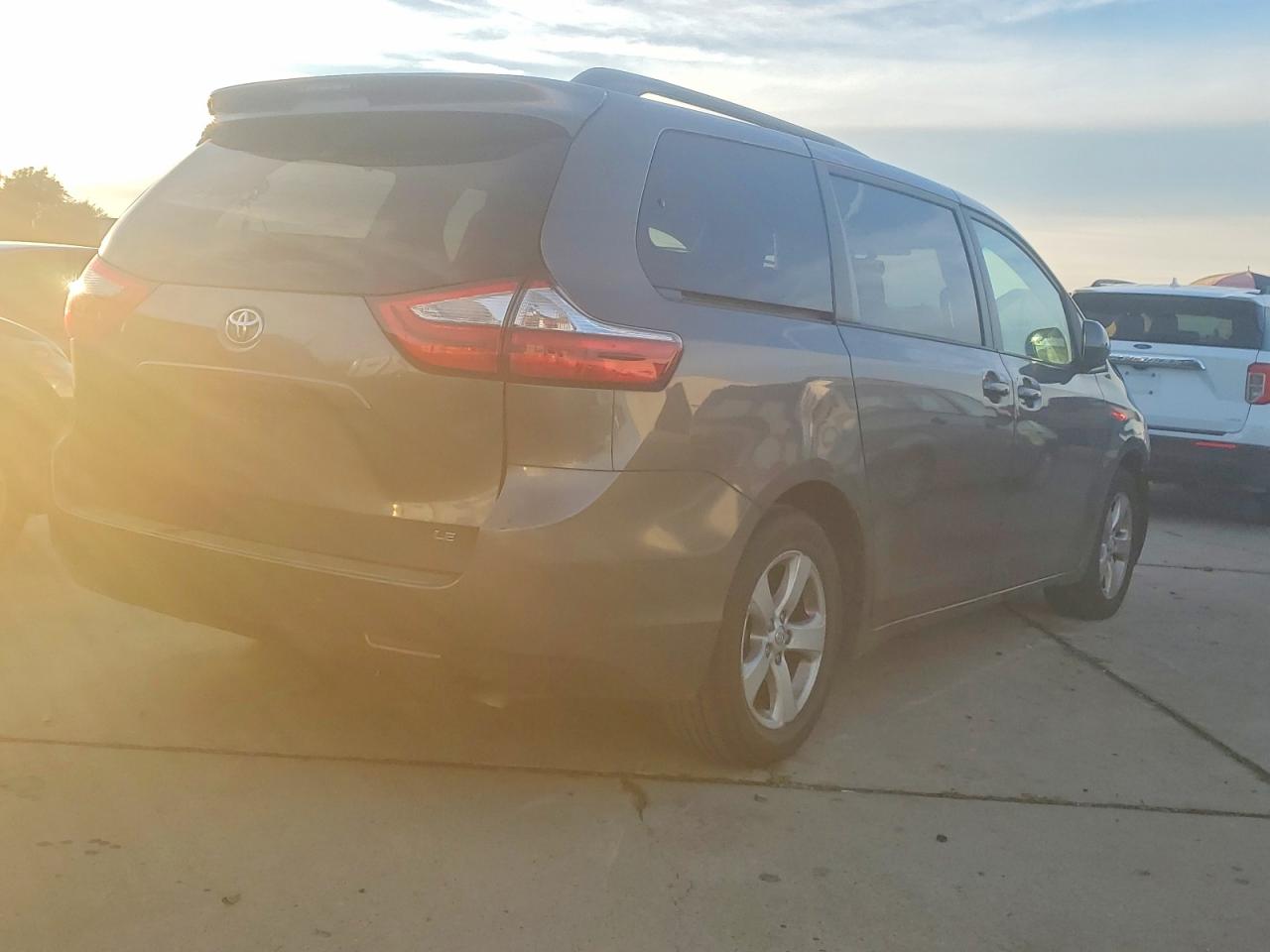 2015 TOYOTA SIENNA LE photo 3