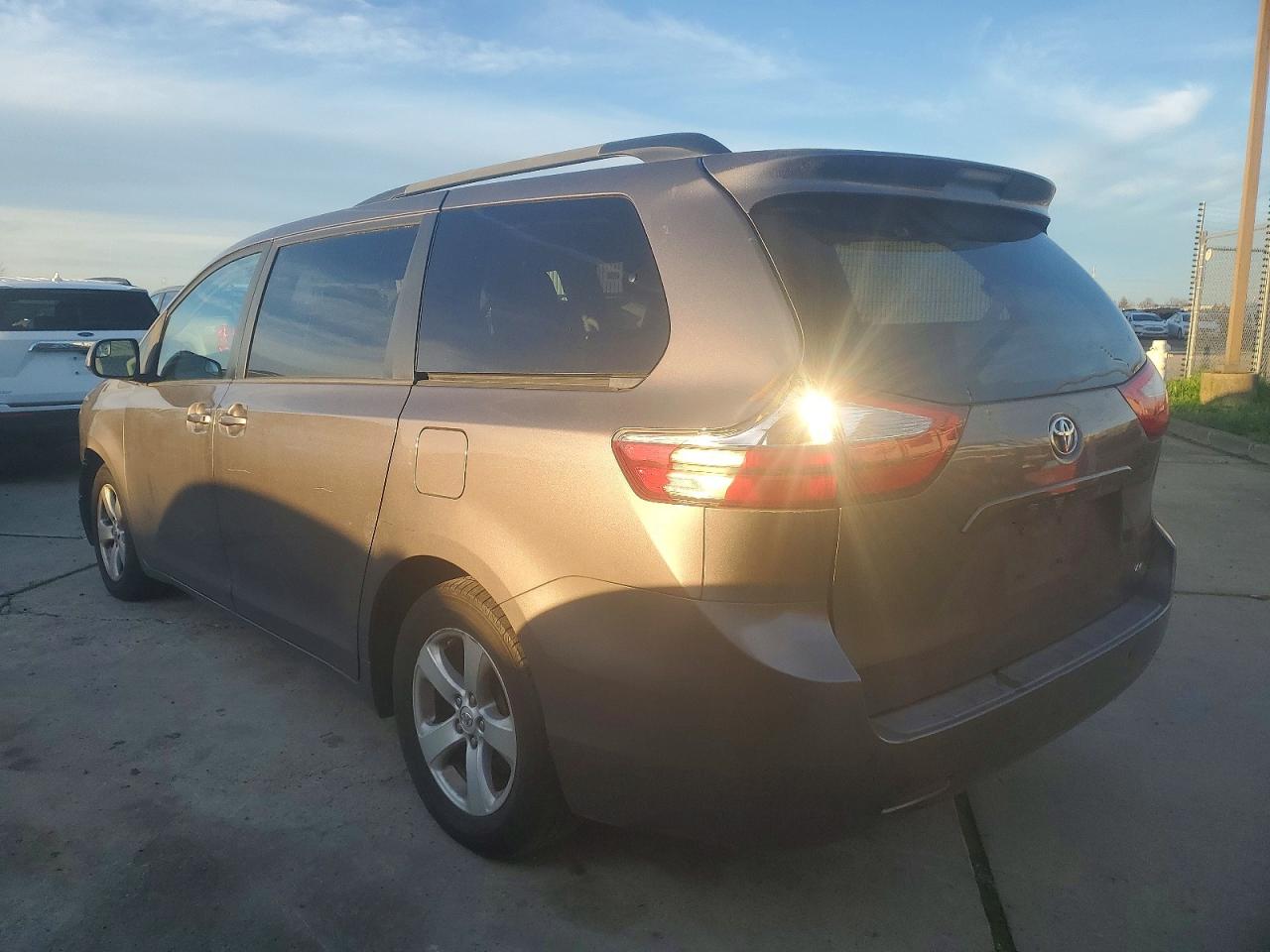 2015 TOYOTA SIENNA LE photo 2