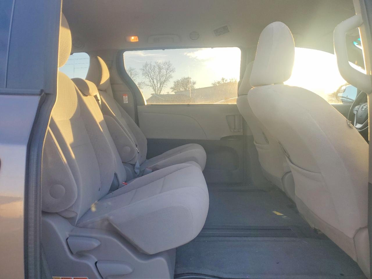2015 TOYOTA SIENNA LE photo 11
