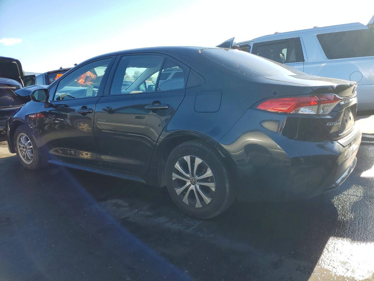 2021 TOYOTA COROLLA LE photo 2