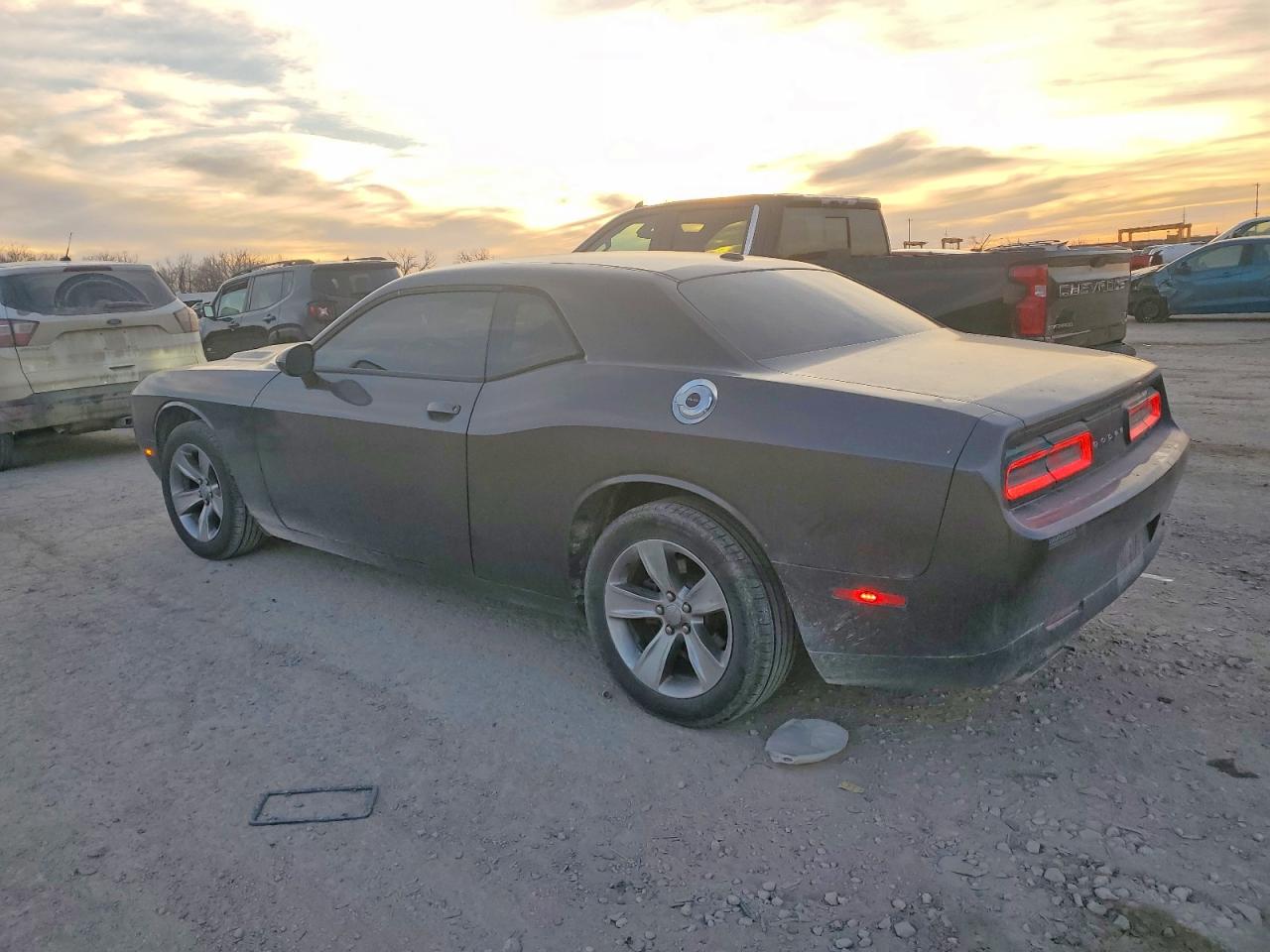 2016 DODGE CHALLENGER SXT photo 2