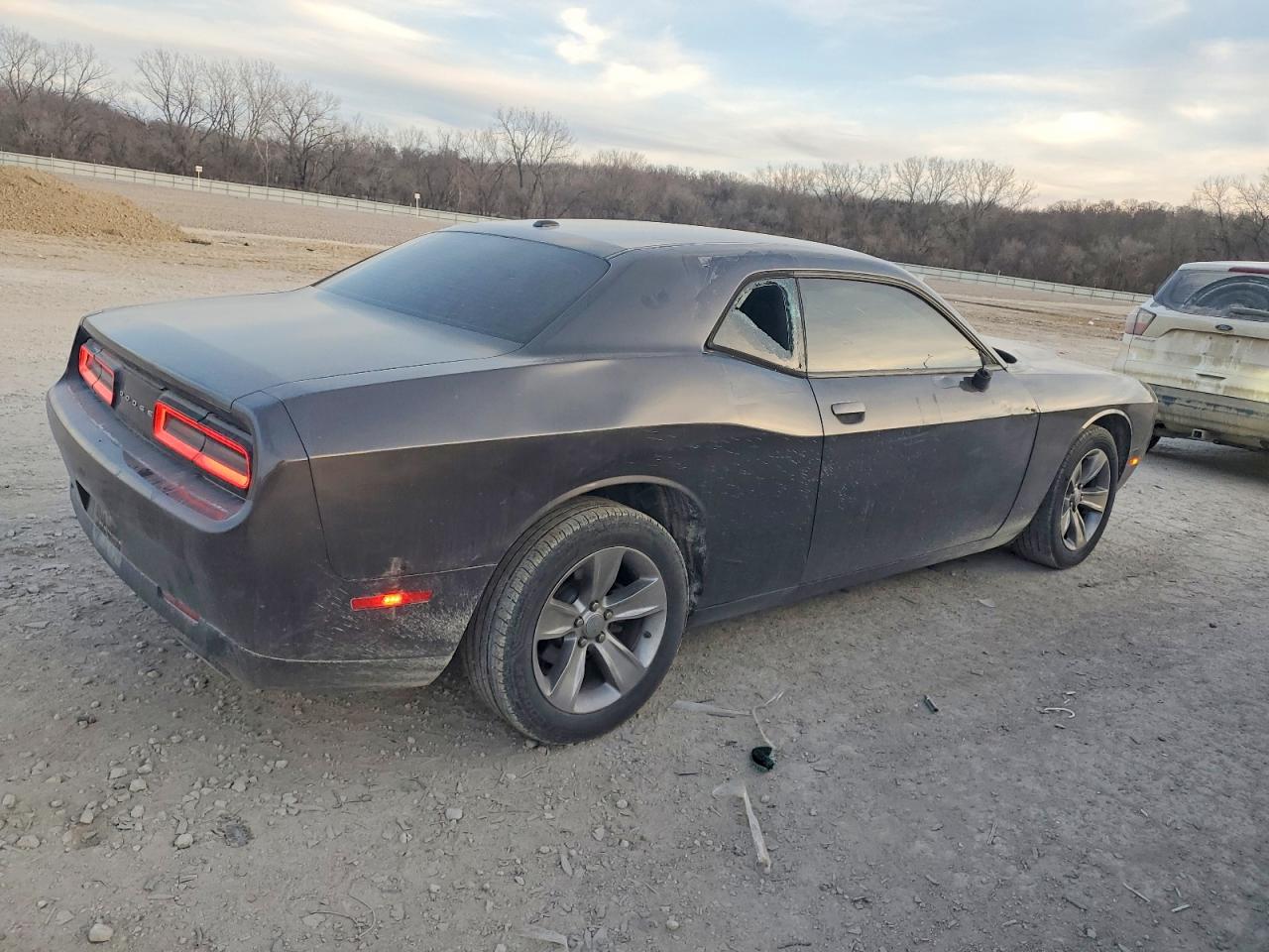2016 DODGE CHALLENGER SXT photo 3