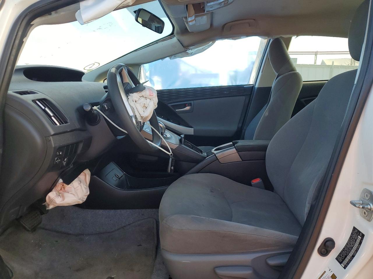 2015 TOYOTA PRIUS photo 7