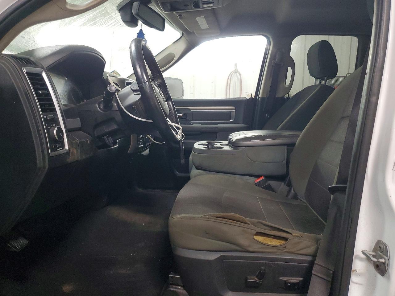 2015 RAM 1500 SLT photo 7