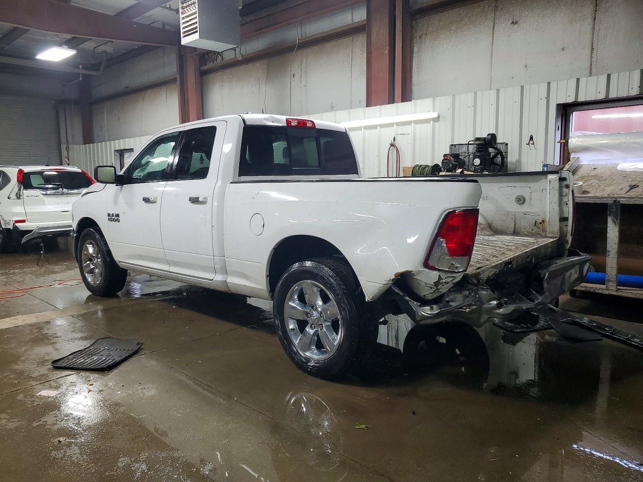 2015 RAM 1500 SLT photo 2