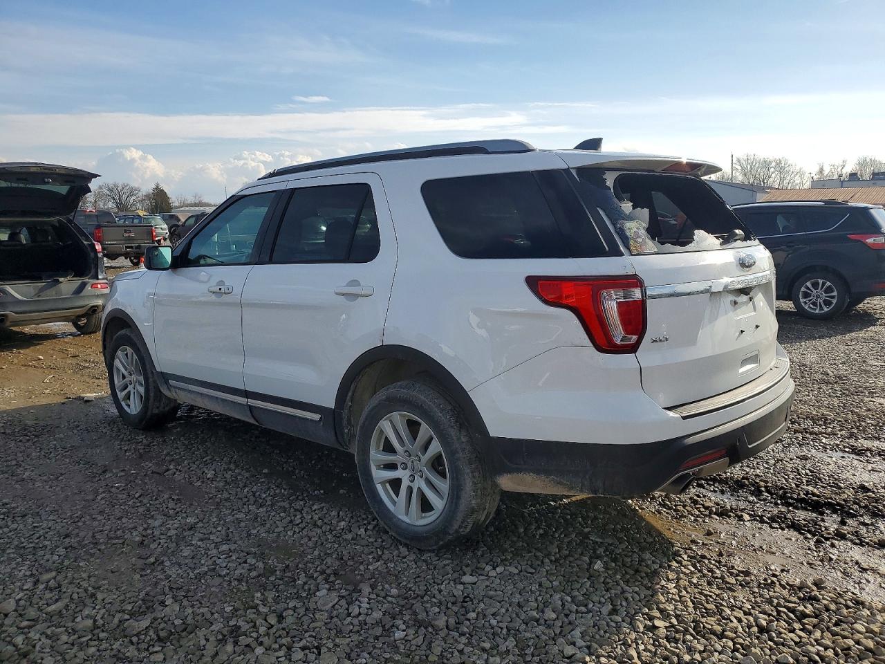 2018 FORD EXPLORER XLT photo 2