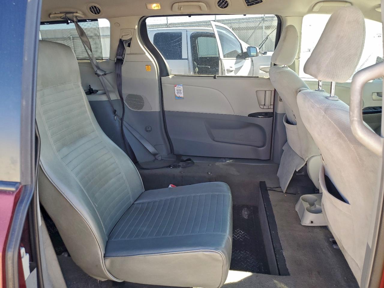 2013 TOYOTA SIENNA LE photo 11