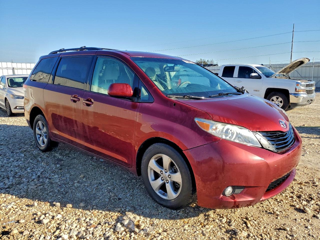 2013 TOYOTA SIENNA LE photo 4